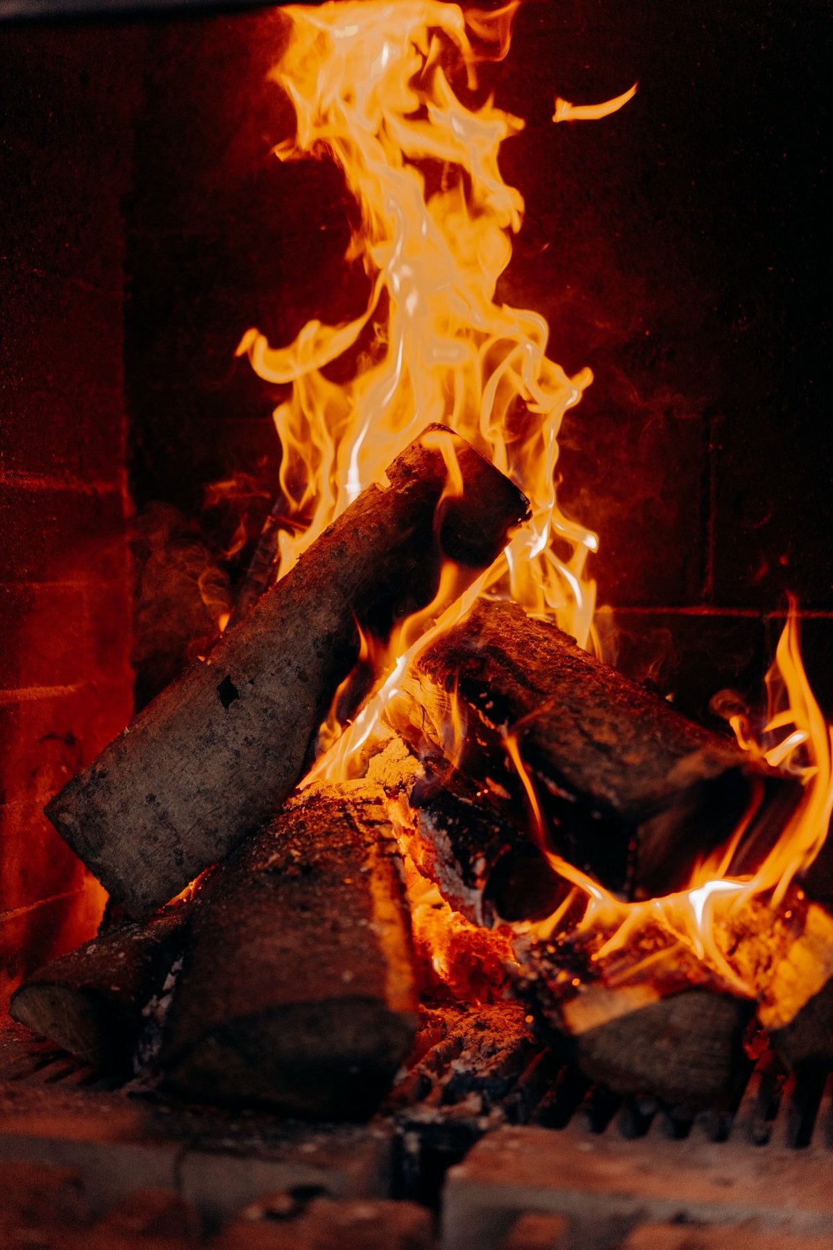 Flammes vives sur des bûches de feuillus